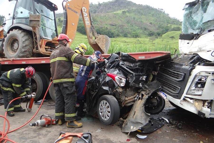 Grave acidente na BR-116 em Laranjal deixa dois feridos