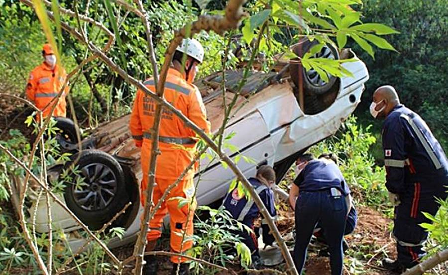 Mulher morre após carro despencar de barranco em Muriaé