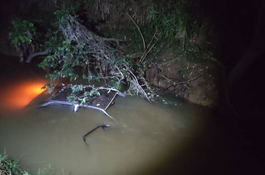 Motorista morre após carro cair em córrego em São João Nepomuceno