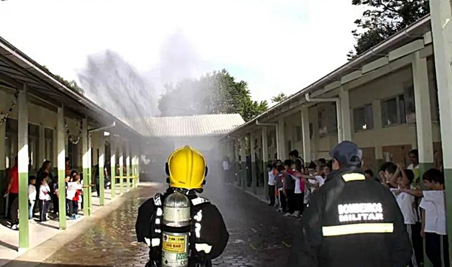 Corpo de Bombeiros realiza operação rota de emergência em escola estadual de Leopoldina