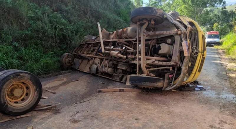 Caminhoneiro morre em acidente na MG-265 em Divino; condutor de carro foi preso por embriaguez