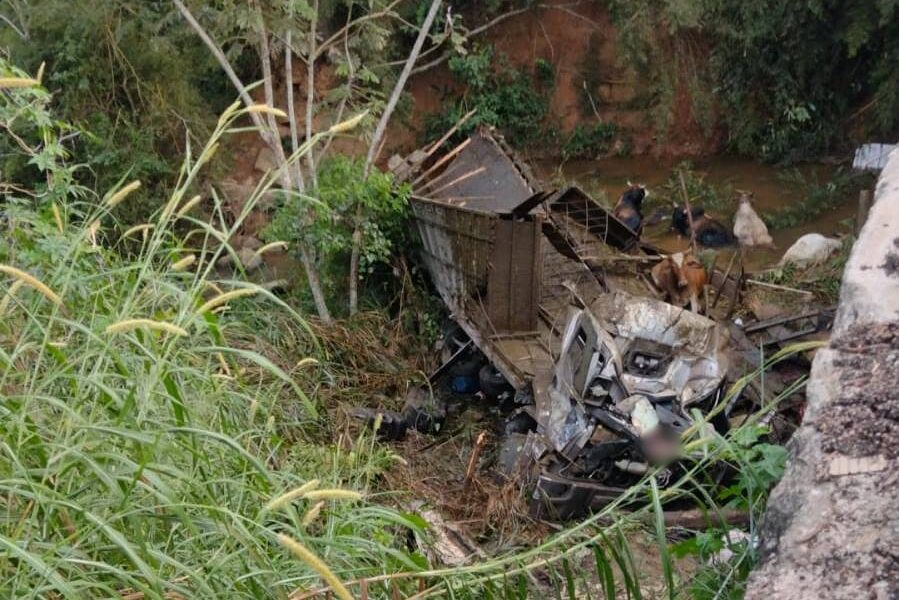 Caminhoneiro morre após veículo tombar e cair de ponte na BR-267 em Argirita