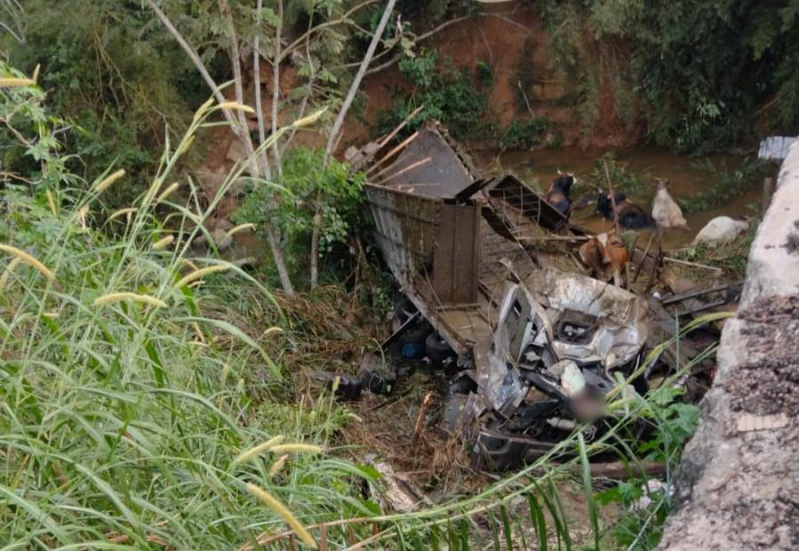 Caminhoneiro morre após veículo tombar e cair de ponte na BR-267 em Argirita