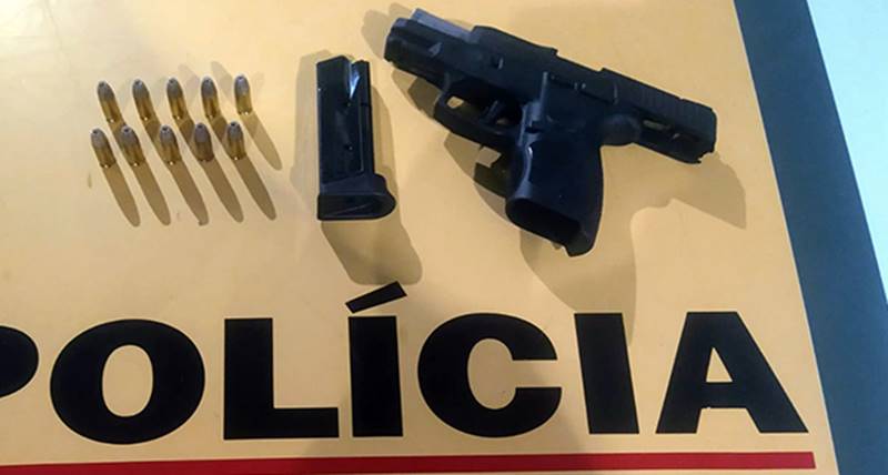 Homem tenta fugir de blitz e é preso com arma de fogo em Astolfo Dutra