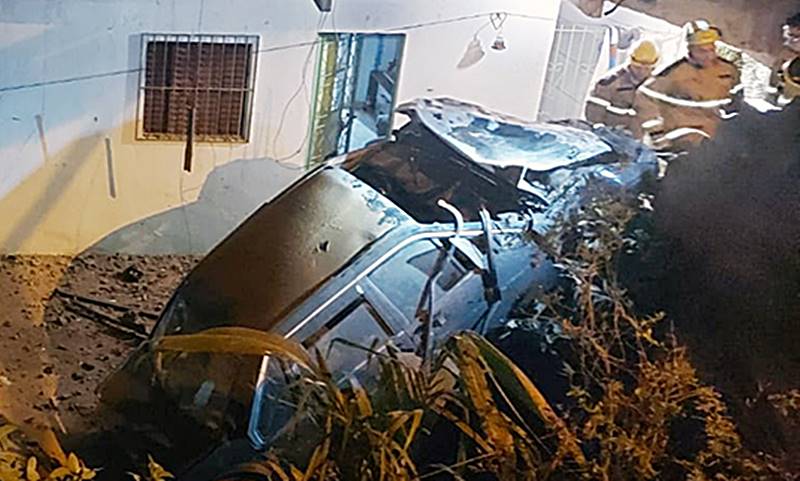 Carro desgovernado cai em quintal de residência em Cataguases