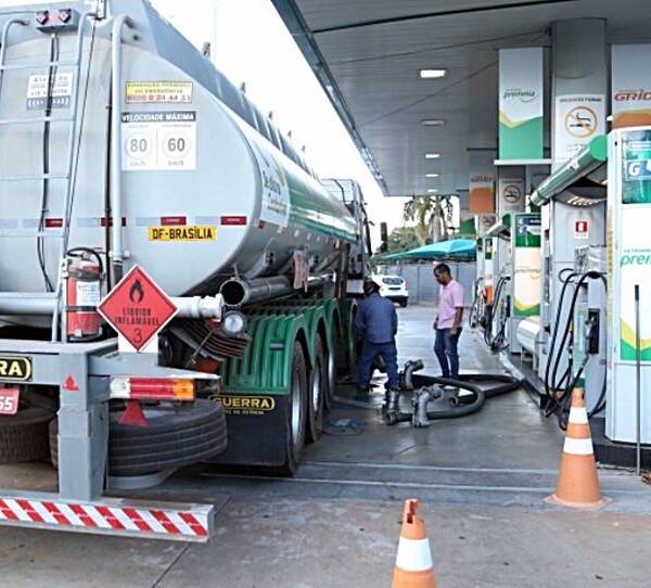 Petrobras anuncia redução de R$ 0,17 no litro do diesel nas distribuidoras