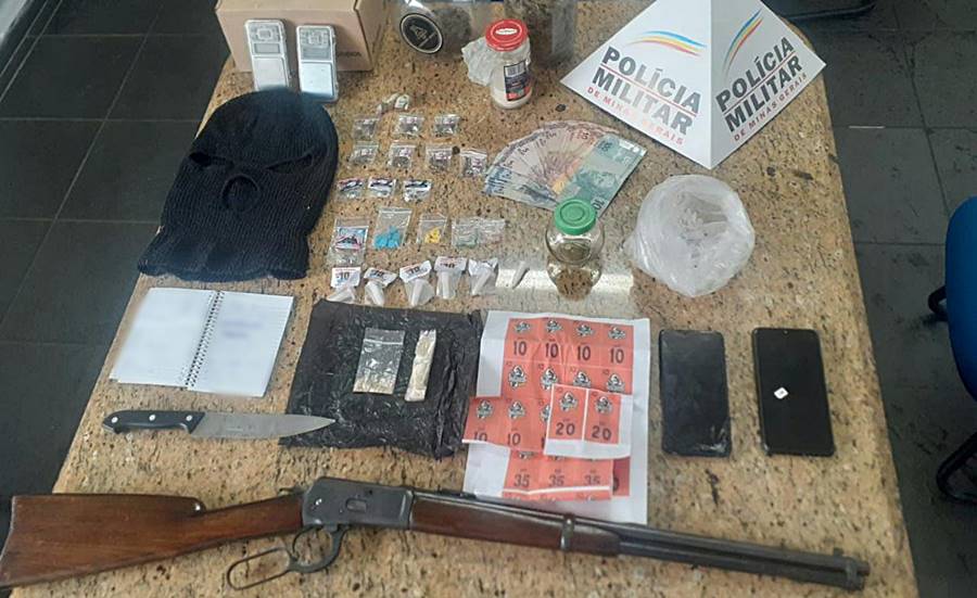Polícia Militar prende suspeito e apreende drogas e espingarda em Leopoldina