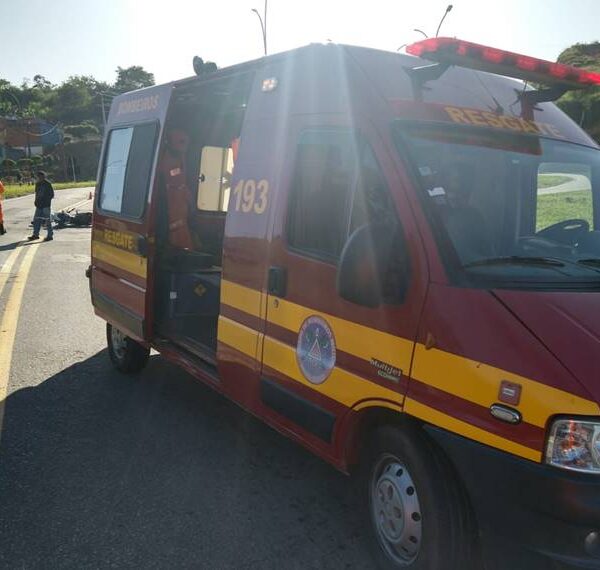 Acidente entre moto e carro deixa motociclista ferido no trevo do Alto do Cemitério em Leopoldina