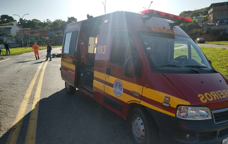 Acidente entre moto e carro deixa motociclista ferido no trevo do Alto do Cemitério em Leopoldina
