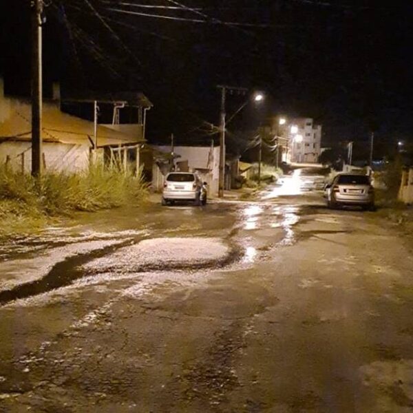 Internauta alerta para desperdício de água da Copasa no Jardim Bela Vista em Leopoldina