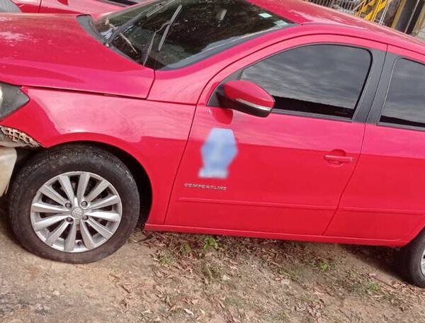 Carro roubado em Muriaé é recuperado após perseguição e acidente entre Leopoldina e Cataguases