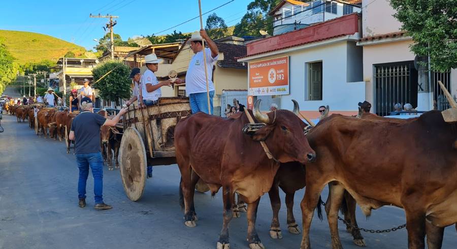 Desfile reúne mais de 80 carros de boi em Miraí