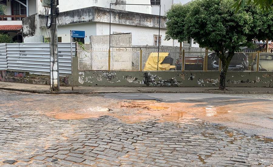 Vazamento causa grande desperdício de água na Praça da Bandeira em Leopoldina