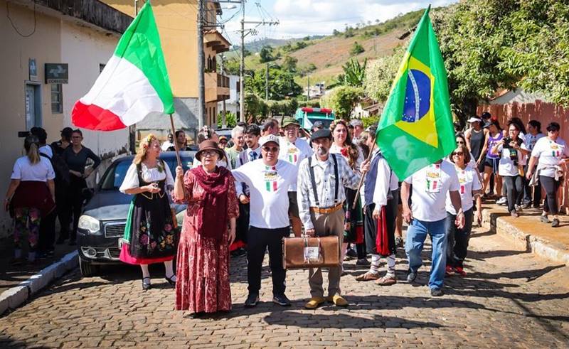 Tradições folclóricas italianas movimentam distrito de Tebas