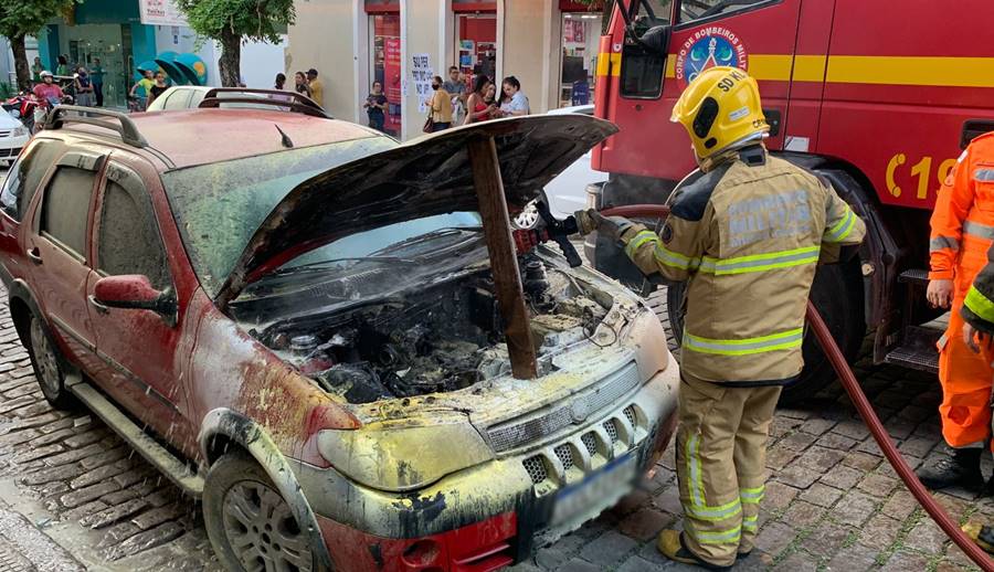 Veículo pega fogo na Cotegipe em Leopoldina