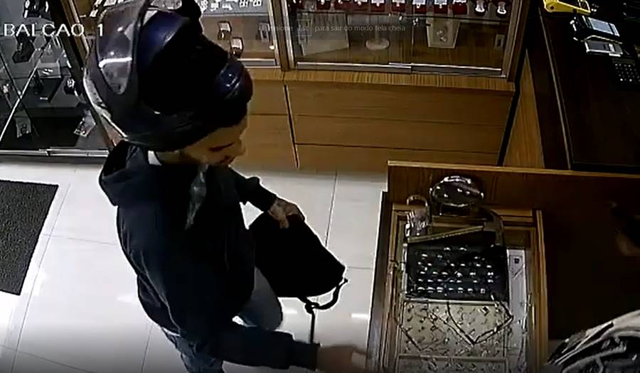 Vídeo mostra momento em que joalheria é assaltada e arma dispara em Muriaé