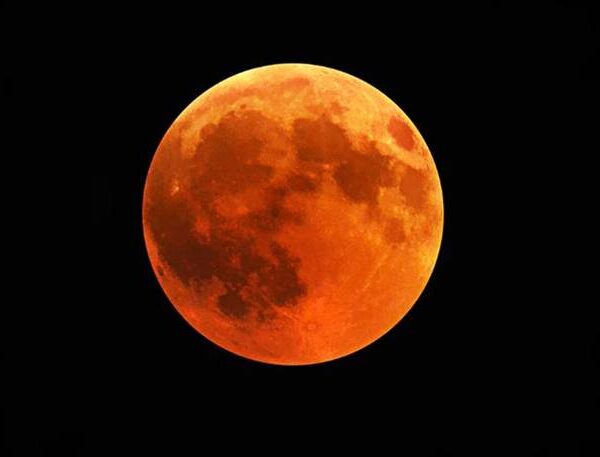 Eclipse total com ‘Lua de Sangue’: saiba como observar o fenômeno no domingo