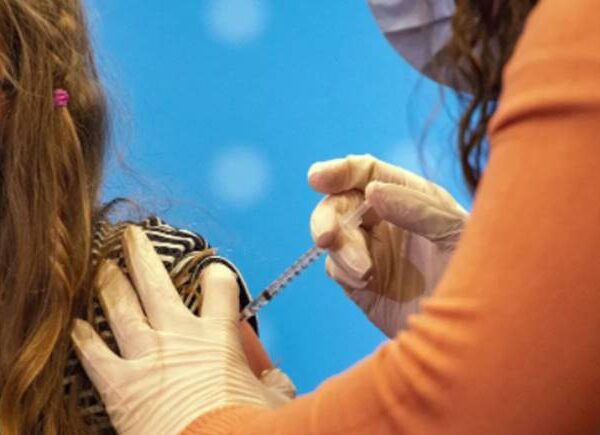 Leopoldina inicia aplicação de 3ª dose da vacina contra Covid para adolescentes entre 12 e 17 anos