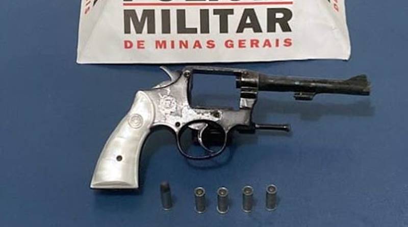 PM apreende revólver com cinco munições em Além Paraíba