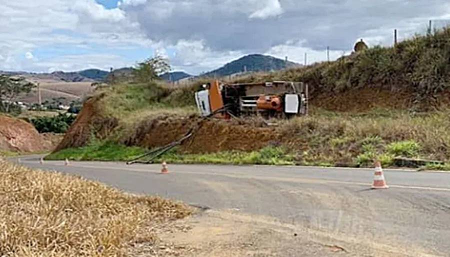 Caminhão fica sem freio e tomba em São João Nepomuceno