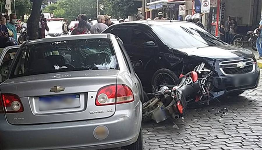 Motorista em fuga da polícia causa acidente e deixa feridos em Cataguases