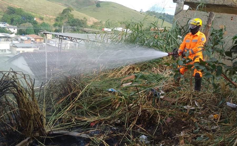 Incêndio em vegetação se aproxima de casas e mobiliza Corpo de Bombeiros em Leopoldina
