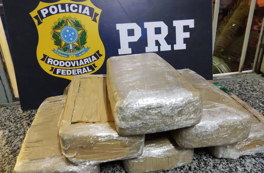 PRF apreende 6 kg de pasta base de cocaína e prende jovem em Muriaé