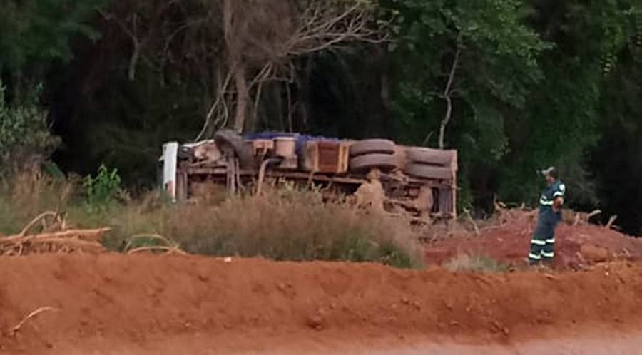 Motorista pula de caminhão antes do veículo tombar em Cataguases