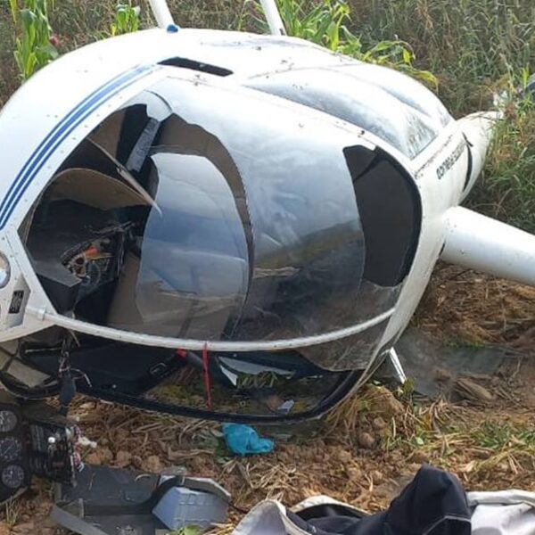 Queda de helicóptero deixa duas pessoas feridas em Ubá