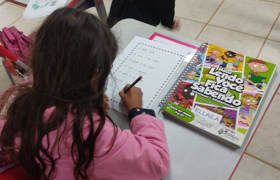 Alunos de escolas municipais de Leopoldina estudam com novo material didático