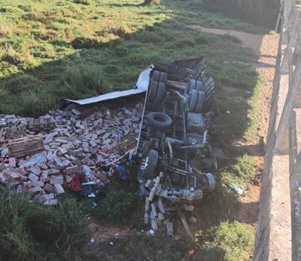 Caminhoneiro escapa antes do veículo cair de ponte na BR-116 em Muriaé