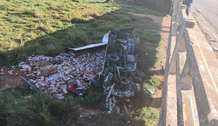 Caminhoneiro escapa antes do veículo cair de ponte na BR-116 em Muriaé