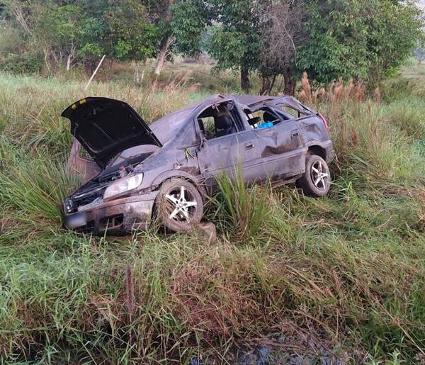 Carro capota por 30 metros e deixa dois feridos em Laranjal