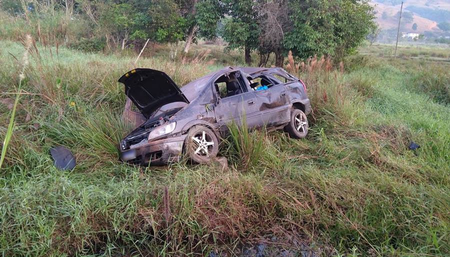 Carro capota por 30 metros e deixa dois feridos em Laranjal
