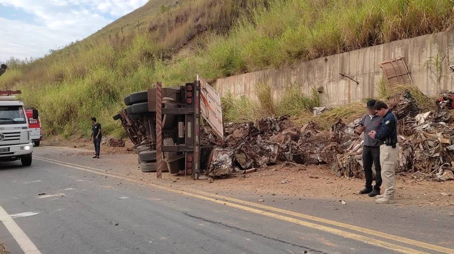 Caminhoneiro sai ileso de acidente na Serra de Argirita