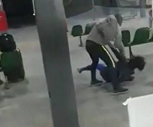 Vídeo de agressão na rodoviária de Leopoldina choca internautas