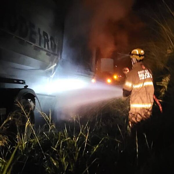 Bombeiros controlam chamas em carreta carregada de minério em Leopoldina