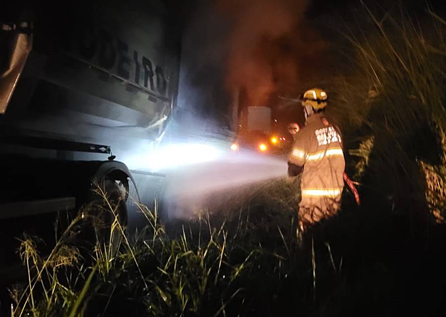 Bombeiros controlam chamas em carreta carregada de minério em Leopoldina