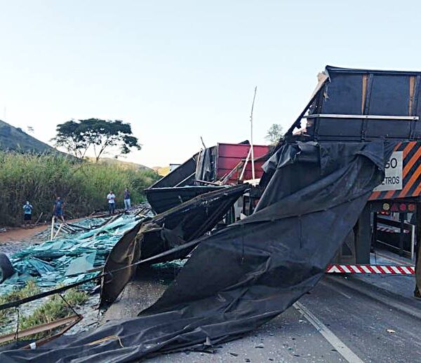 Carreta carregada com 48 toneladas de vidro tomba na BR-116 em Leopoldina