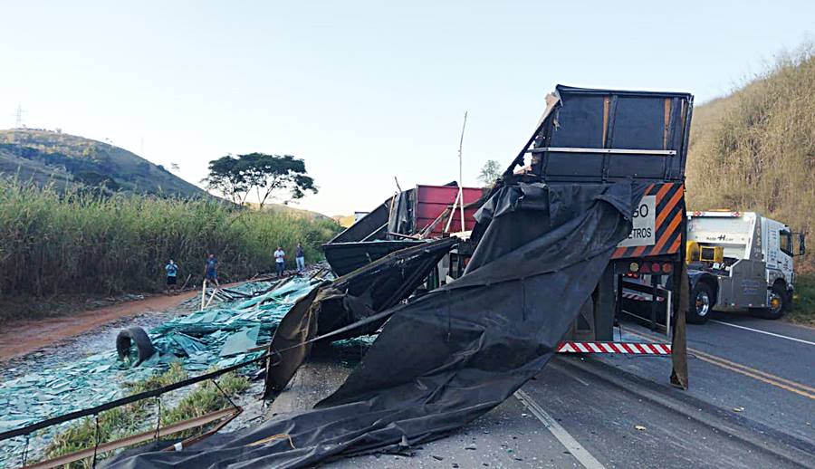 Carreta carregada com 48 toneladas de vidro tomba na BR-116 em Leopoldina