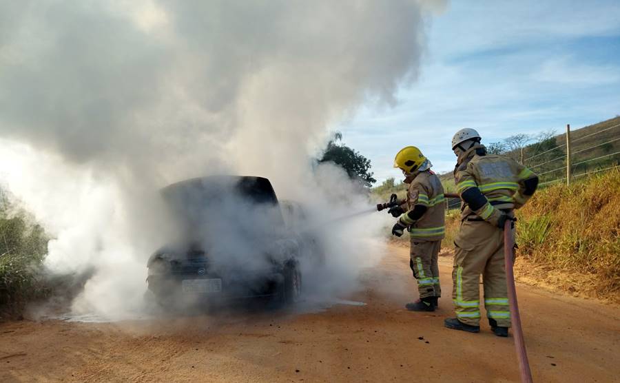 Bombeiros controlam fogo em carro na zona rural de Leopoldina