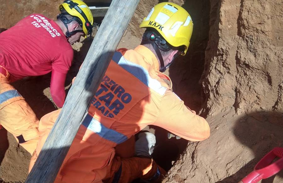 Homem fica parcialmente soterrado após deslizamento de barranco em Leopoldina