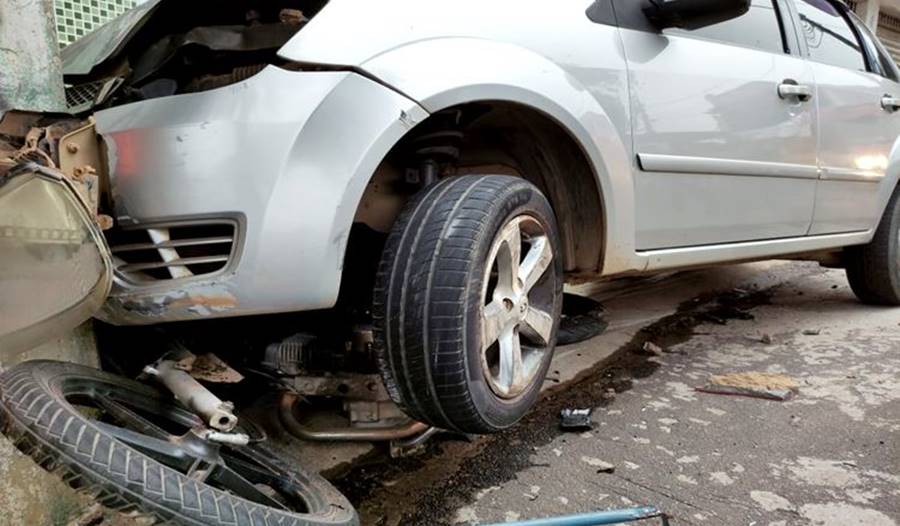 Motocicleta é arrastada por 100 metros ao ser atingida por carro em Muriaé