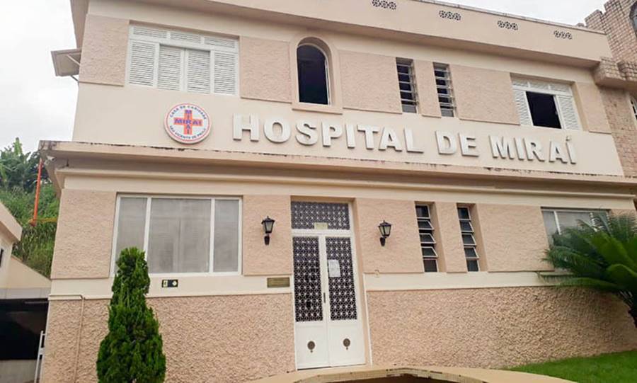 Homem é preso após agredir médico e destruir parte de sala de hospital em Miraí