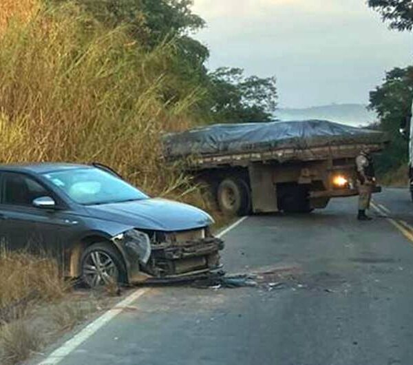 Caminhão colide em carro e carreta durante ultrapassagem na BR-120 entre Leopoldina e Cataguases