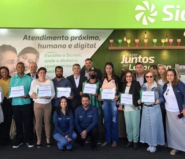 Sicredi entrega certificados e valores do Fundo Social 2022 a entidades de Leopoldina e Argirita