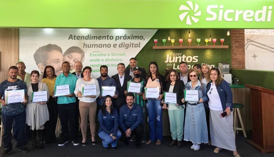 Sicredi entrega certificados e valores do Fundo Social 2022 a entidades de Leopoldina e Argirita