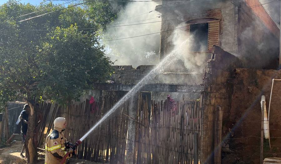 Bombeiros combatem incêndio em residência em Cataguases