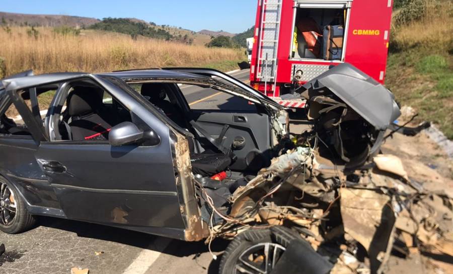 Acidente entre carro e carreta deixa 3 mortos na BR-267 próximo a JF