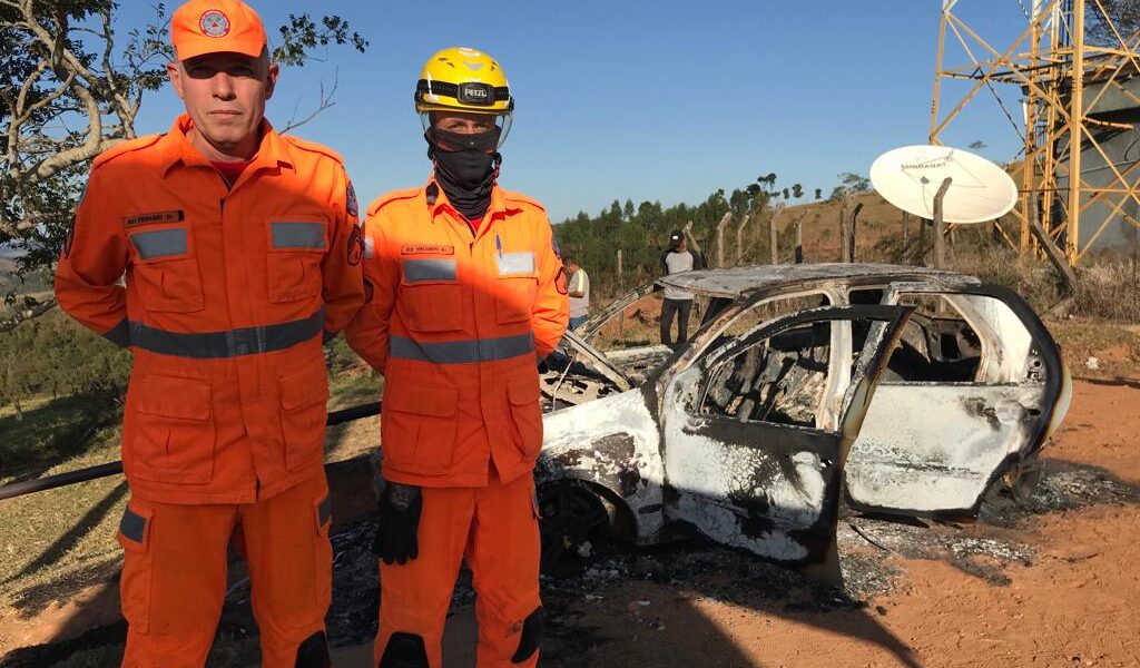 Corpo carbonizado é encontrado dentro de carro queimado no Morro do Cruzeiro em Leopoldina